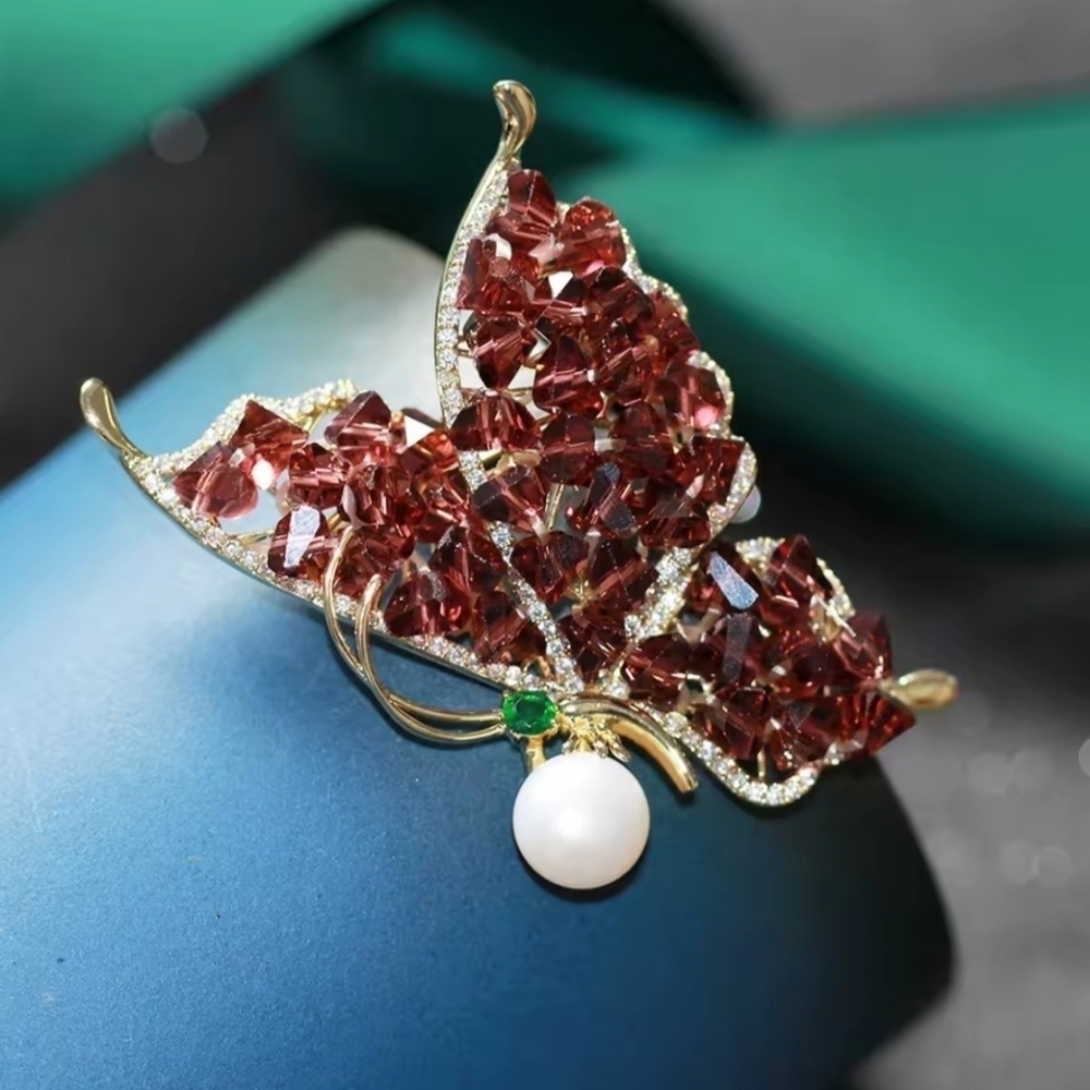 VQ Butterfly Brooch - Picture 2 of 4